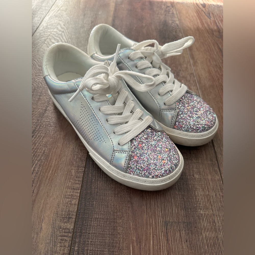 Girl sneakers size 4
